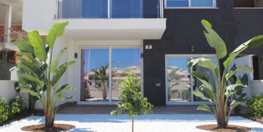 Bungalow 4 Zimmer, Mit Pool In Zentraler Lage Von Torrevieja, Costa Blanca